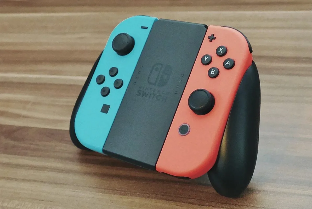 Joy-Conグリップに装着されたNintendo Switchのコントローラー
